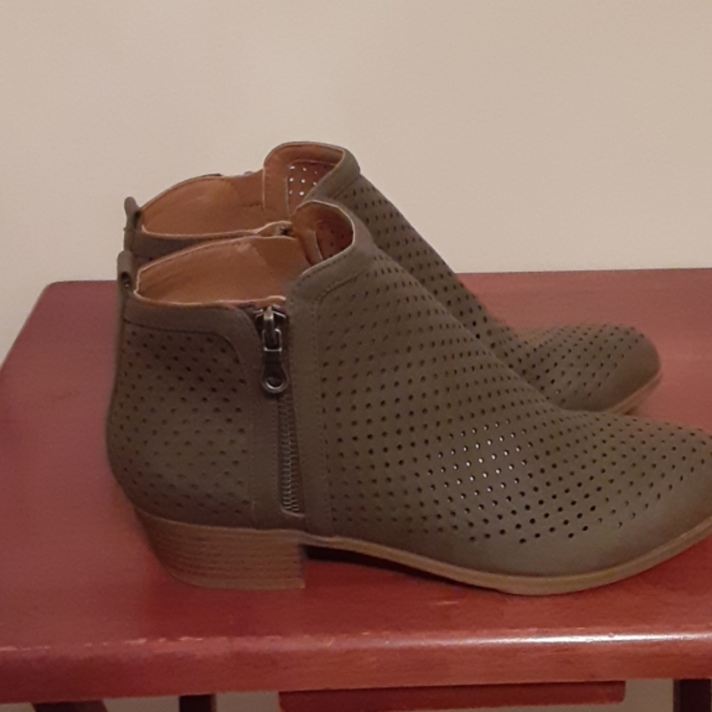 Shoes - Picture 2 of 8